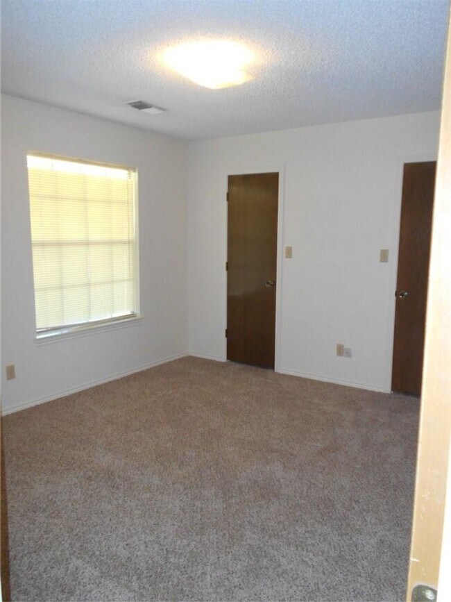 Building Photo - 3 Bedroom, 2 Bath House in Keene on Quarte...