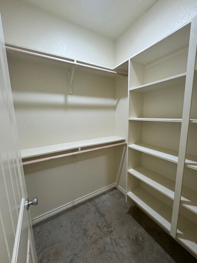 Building Photo - 143 Carley Ct