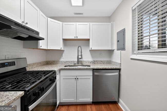 Building Photo - 2510 Peachwood Cir NE