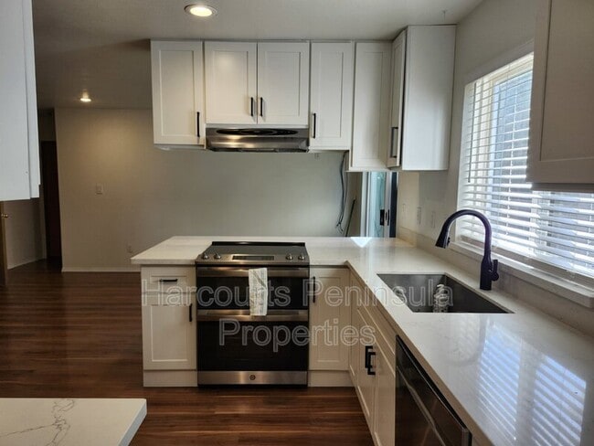 Building Photo - 8491 Covina Loop NE