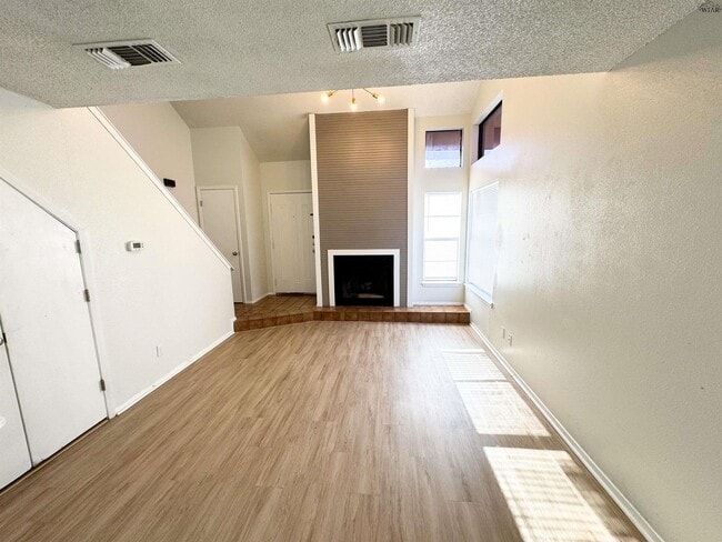 Building Photo - 4511 Mistletoe Dr