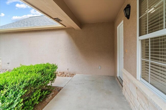 Building Photo - 104 Whitewing Way