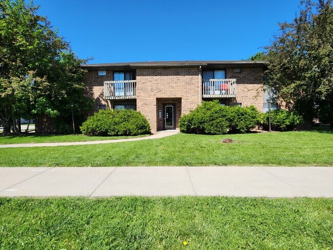 Building Photo - Charming 2 Bedroom Lower in Prime Appleton...