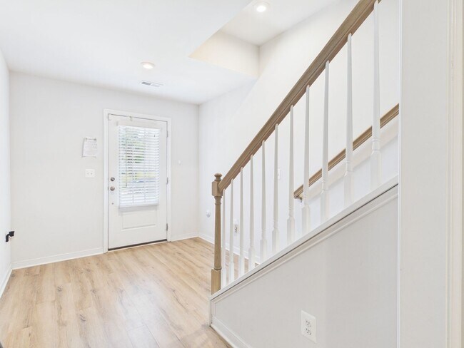 Building Photo - 1405 Kerr Dr