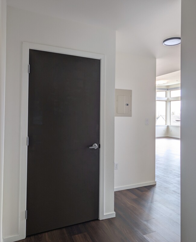 Building Photo - 425 23rd Ave S