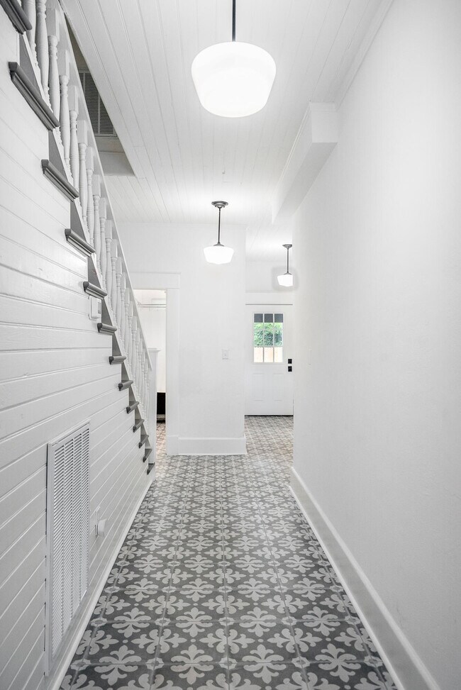 Building Photo - 227 Kershaw St NE