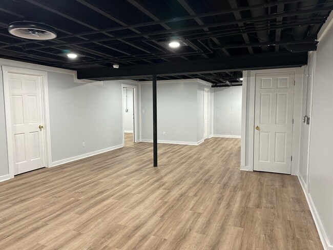 Building Photo - 460 Fox Ln