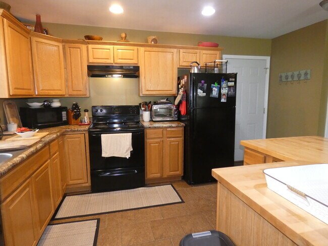 Building Photo - 655 N Edgemere Dr