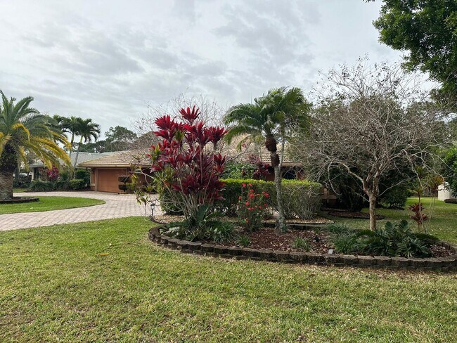 Building Photo - Tranquil Lakefront Living in the Heart of ...