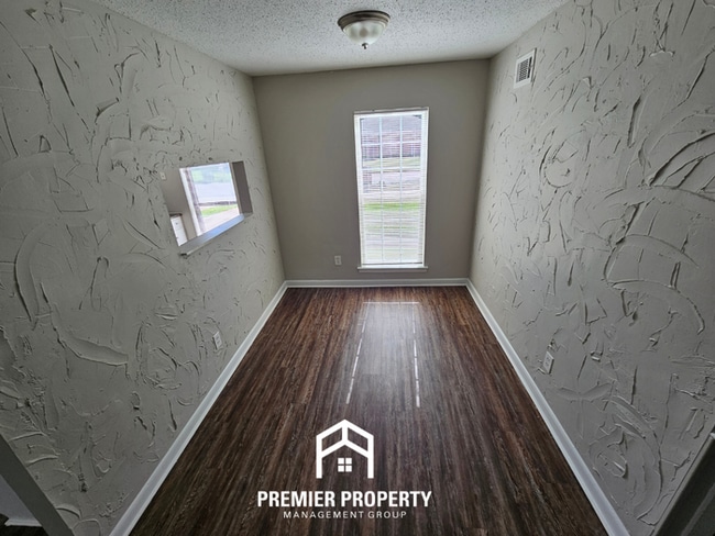 Building Photo - Move-In Ready 3BR Gem in Memphis - Cozy Fireplace, Tile Dining & Private Yard