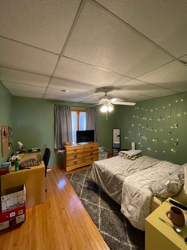 Building Photo - AVAILABLE JUNE 1st - 5 Bed, 2 Bath Home w/ Huge Enclosed Porch!