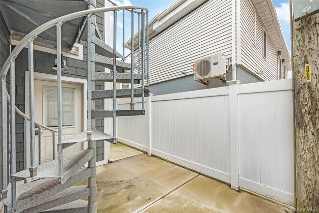 Building Photo - 96 Oregon St