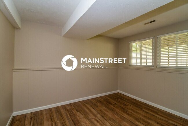Building Photo - 4 Bedroom Pet-Friendly Home in Louisville, KY with Main Street Renewal