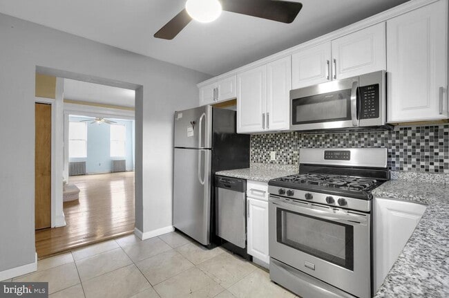 Building Photo - 443 Emily St