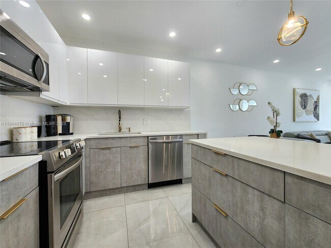 Building Photo - 3505 S Ocean Dr