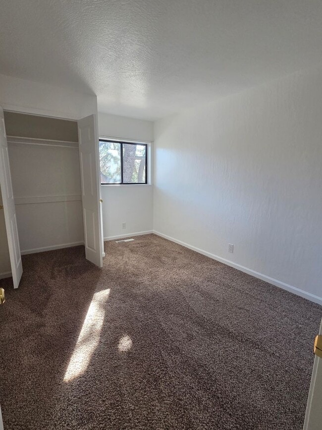 Building Photo - 3-Bedroom Condo Near Columbia Jr. College