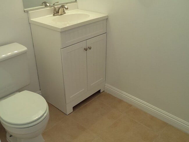 Building Photo - "Charming 2-Bedroom Retreat with Spacious ...