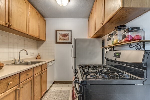 Building Photo - 143 Kenrick St