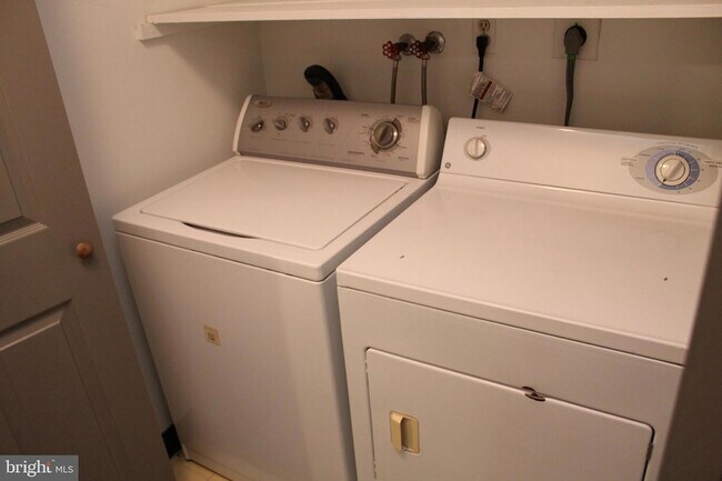 Building Photo - 167 Parker Ave