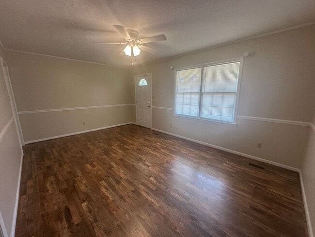 Building Photo - 927 Pinecliff Dr
