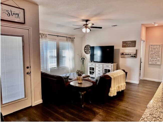 Building Photo - Like New 1 story 4 bedroom home just off D...
