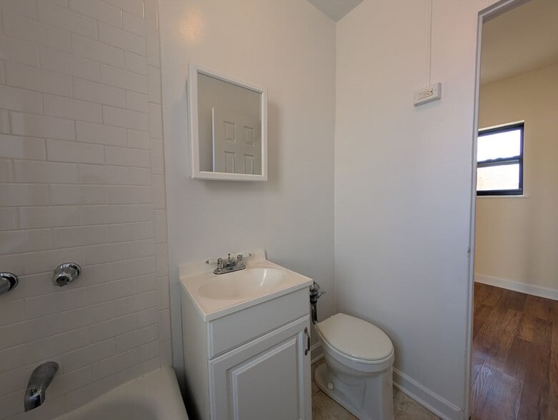 Building Photo - 5417 N Kenmore Ave