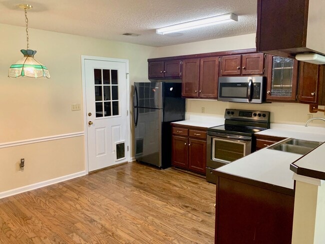 Building Photo - 1414 Golf Course Dr