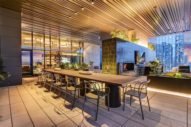 Building Photo - 610 Davis St