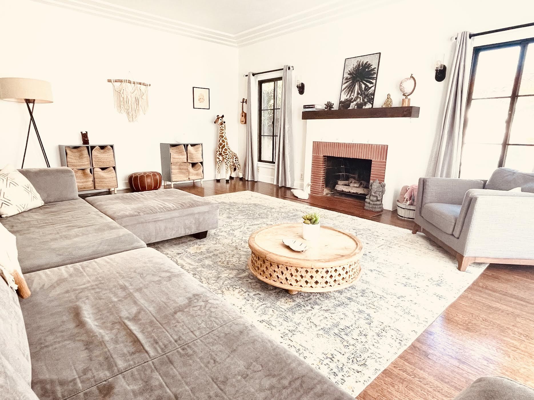 Very large livingroom. - 3927 Degnan Blvd