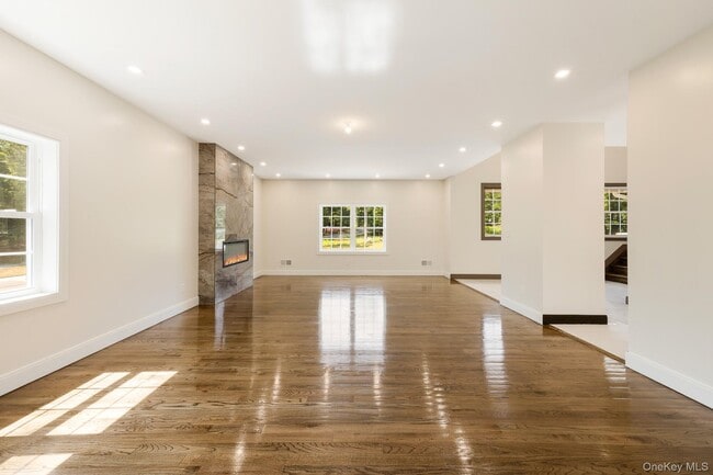 Building Photo - 2 Hallock Ct