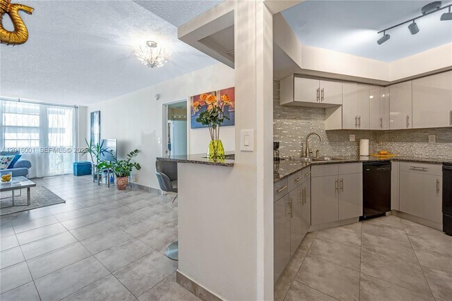 Building Photo - 3725 S Ocean Dr