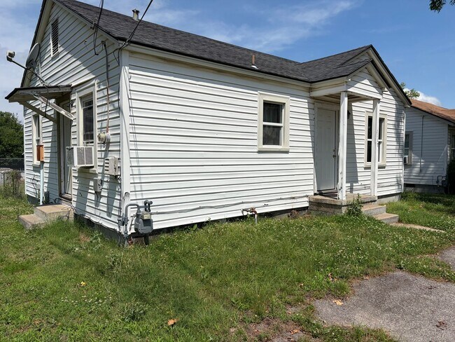 Building Photo - 2 Bedroom and 1 Bathroom House
