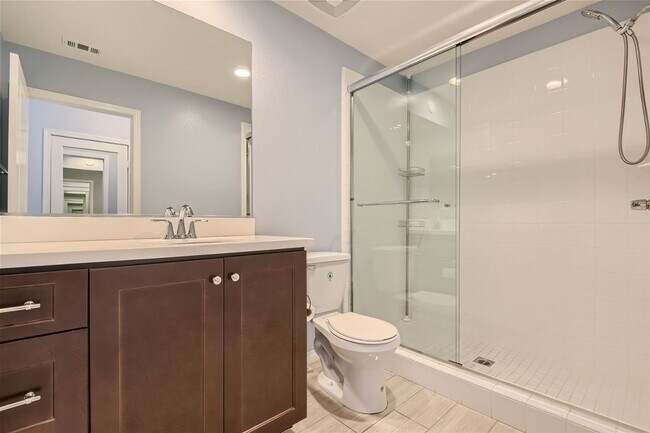 Building Photo - Don't miss out on this 4 Bedroom/ 4.5 Bath...