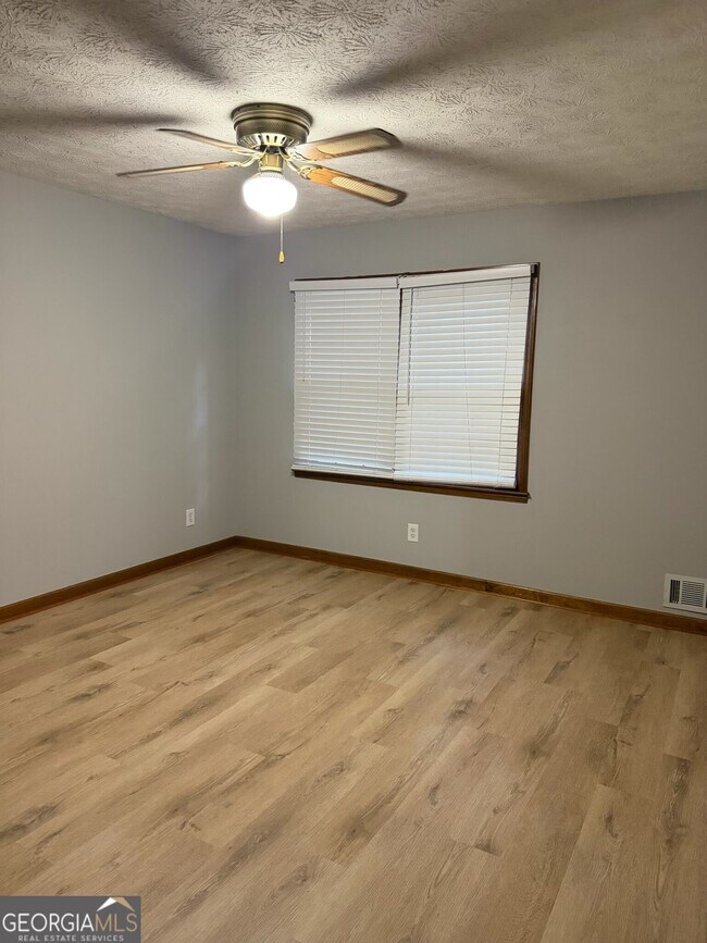 Building Photo - 8282 Dawn Dr