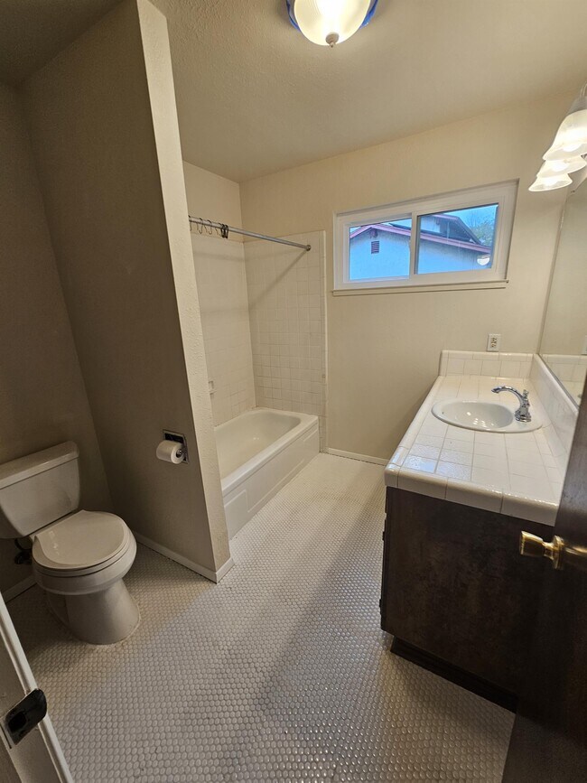 Building Photo - 812 Greenwich Dr