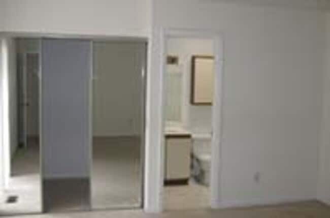 Building Photo - Lovely Townhouse in Finley Forest