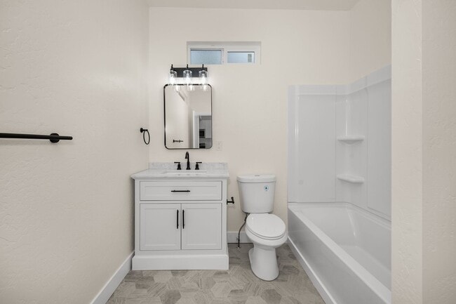Building Photo - New Updated 3 Bed 2 Bath Lower South Hill Home!
