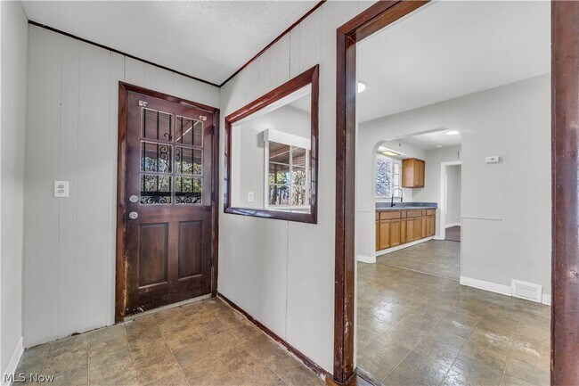 Building Photo - 2150 Glenridge Rd