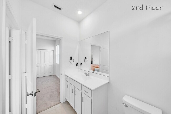 Building Photo - 235 SE Woodbark St