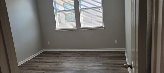 Building Photo - 6042 Carpenters Cove Ln