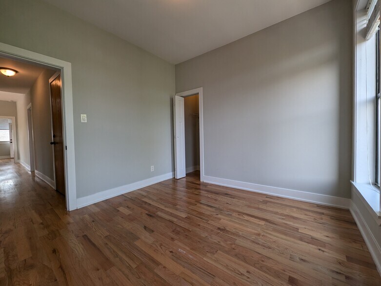 Building Photo - 635 W Oakdale Ave