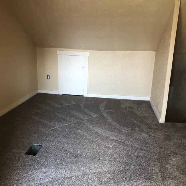 3fl Bedroom - 2124 Greenwood St