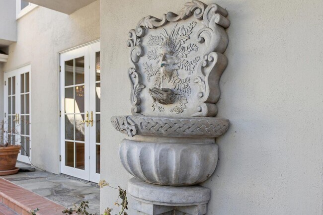 Building Photo - Beautifully Appointed Atherton Estate with Pool & Outdoor Entertaining