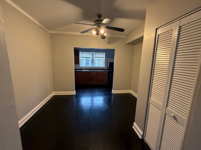 Building Photo - 7344 N Damen Ave