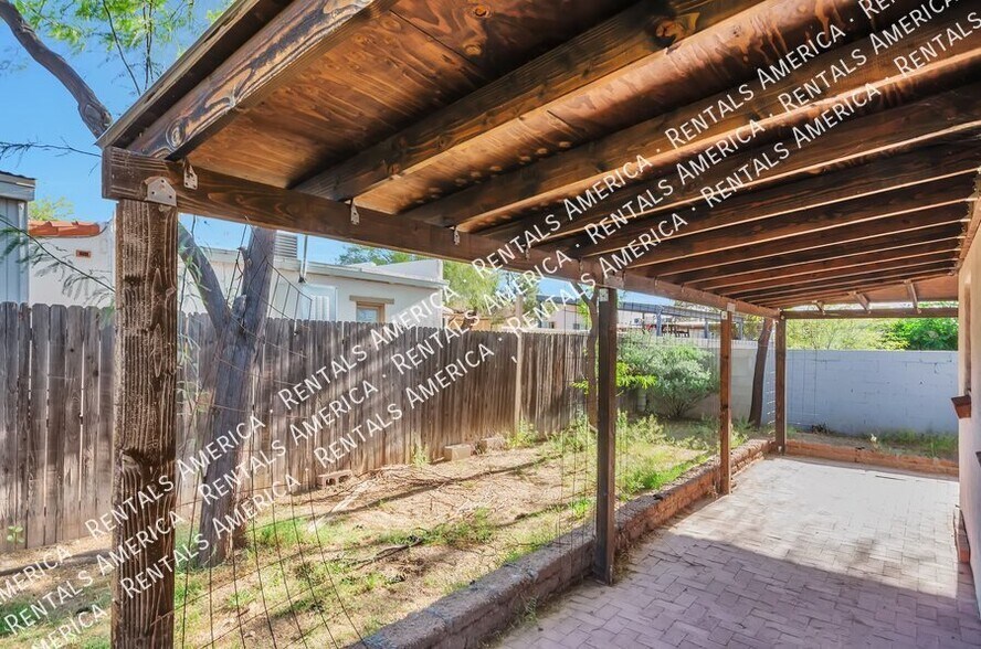 Building Photo - 121 W Birdman Dr