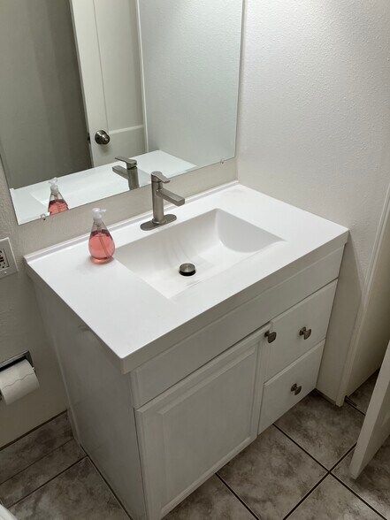 Main bath sink - 808 La Veta Dr NE