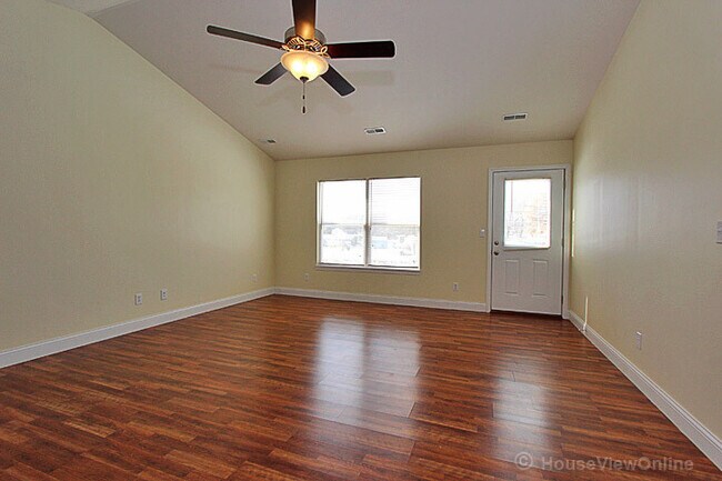 Building Photo - Founders Court 135/137