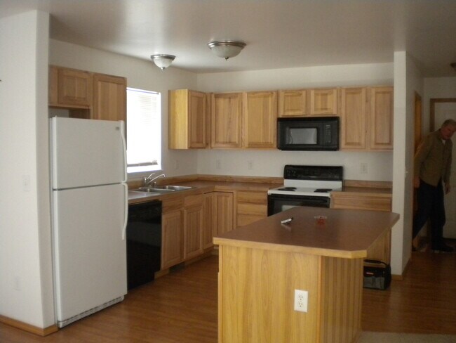 Building Photo - 206 E Magnolia Dr