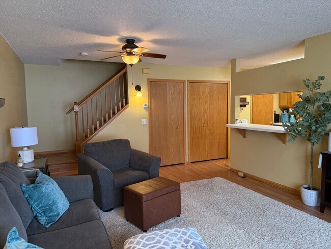 Building Photo - Charming 2BR Townhome in Desirable Cliff Lake Community