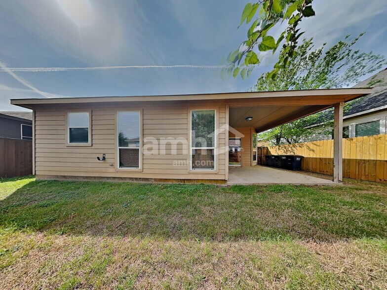 Building Photo - 9904 Henna Ln